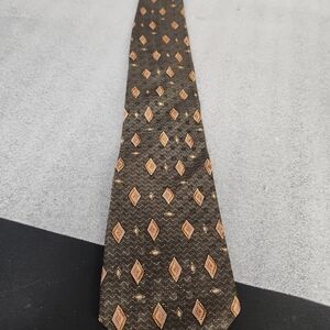 Sophisticated Geometric Men's Tie in Brown